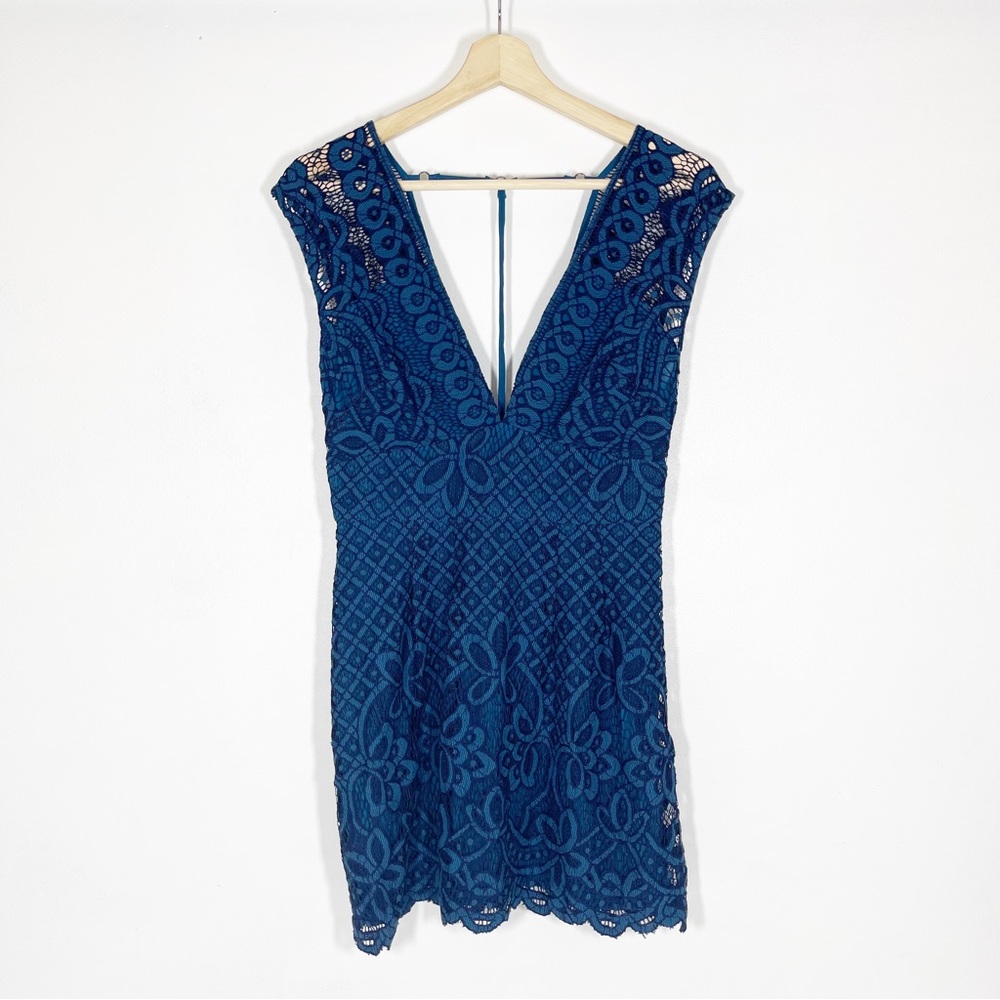 Free People One Million Lovers Lace Mini Dress V-Neckline Blue Sz 2 - Picture 4 of 16